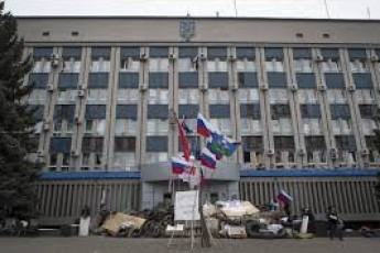 В Луганську з воріт біля ОДА спиляли герб України ВІДЕО
