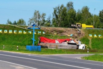 На Волині вантажівка злетіла з мосту ФОТО