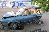 П’яний водій з Волині зіткнувся з придорожнім деревом: є постраждалі