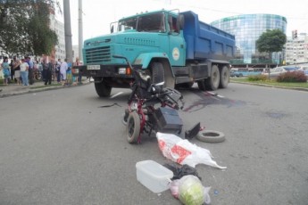 Вантажівка переїхала жінку на інвалідному візку і протягнула її за собою 30 метрів ВІДЕО
