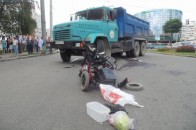 Вантажівка переїхала жінку на інвалідному візку і протягнула її за собою 30 метрів ВІДЕО