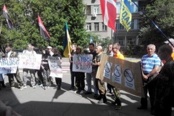 «Правий сектор» Волині зносить шини під МВС ВІДЕО