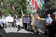 «Правий сектор» Волині зносить шини під МВС ВІДЕО
