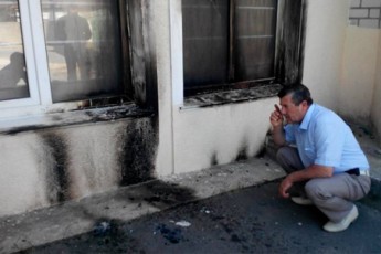 У Сімферополя невідомі палили мечеть, а паркан обмалювали свастикою ВІДЕО