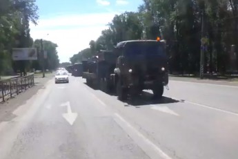 Колона військової техніки була помічена в 17 кілометрів від кордону з Україною ВІДЕО