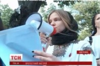 Українки в вишиванках влаштували «босий протест» під російським посольством в Берліні ВІДЕО