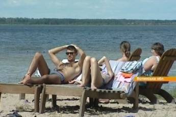 Волинські озера манять дешевим відпочинком і цілющою водою з сріблом