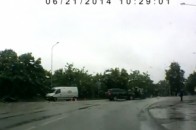 На Харківщині БТР на перехресті протаранив позашляховик ВІДЕО