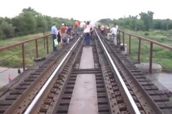 З'явилося відео підірваного мосту у Запорізькій області