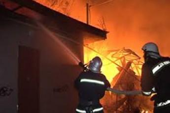 В місті на Волині під час пожежі вогнеборці врятували трьох осіб