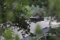Терористи обстрілюють силовиків з танку та мінометів