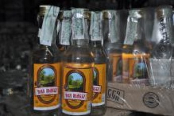 Волинські «податківці» вилучили майже 100 тисяч пляшок «лівої» горілки