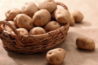 Білорусь обмежила ввезення картоплі з України