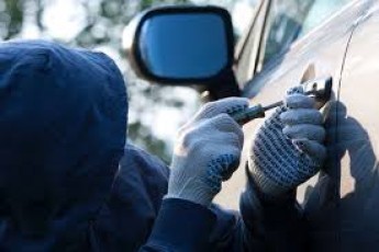 Неповнолітній рівнянин викрав авто у волинянина