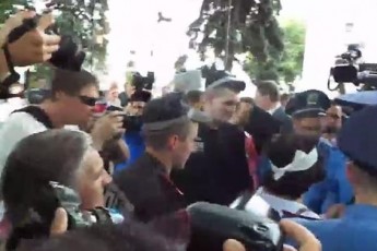 Мітинг матерів під Верховною Радою переріс у скандал ВІДЕО