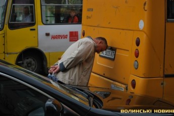 Аварія в центрі Луцька: маршрутка «притисла» елітну іномарку ФОТО