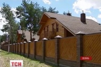 На озерах Волині стоїть «недоторканна» Хонка Януковича із золотими унітазами ВІДЕО