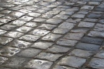 Таємниці луцького підземелля: на місці згорілого будинку знайшли підземні мури