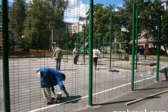 Як і за які гроші в місті на Волині ремонтують спортмайданчики ФОТО