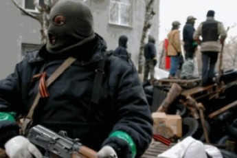Заміновані проходи, тир, ящики зі зброєю і сосисками: журналістам показали штаб сепаратистів у Слов'янську ВІДЕО