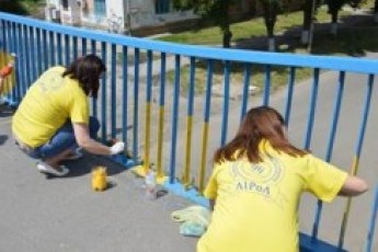 Найбільший міст Луцька дофарбували у патріотичні кольори