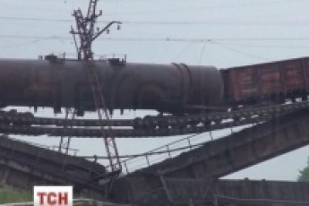 Терористи підірвали залізничний міст поблизу Донецька ВІДЕО