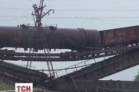 Терористи підірвали залізничний міст поблизу Донецька ВІДЕО