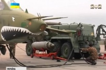 Біля українського кордону російські військові накопичують авіацію ВІДЕО