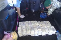 Українець сховав $ 2,8 млн у паливному баку авто і хотів їх вивезти в Росію ВІДЕО