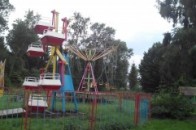 У Луцьку підлітки «розважаючись» шкодять майно парку ВІДЕО