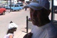 Човняр з Криму звинувачує «бандерівців» у відсутності туристів ВІДЕО
