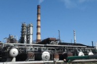На Донбасі горить нафтопереробний завод обстріляний терористами ВІДЕО