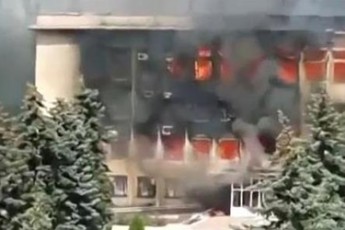 У держадміністрації Дзержинська, що згоріла, перебували люди ВІДЕО