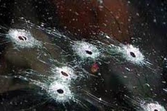 На Луганщині терористи обстріляли автобус біженців, які їхали в Москву: є жертви