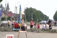 Траси до Румунії перекрили гіллям і бетонними блоками ВІДЕО