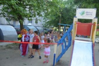 Для маленьких лучан відкрили дворові майданчики