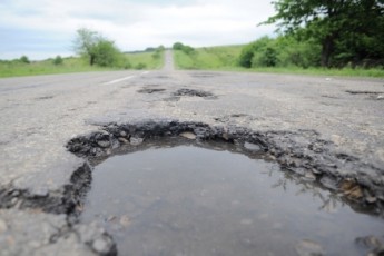 Ями на Рівненщині лататимуть волинські шляховики ВІДЕО
