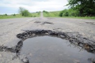 Ями на Рівненщині лататимуть волинські шляховики ВІДЕО