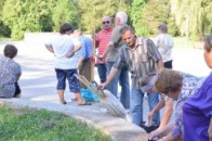 Як лучани прибирали центральний парк міста