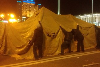 Вночі у Києві біля Майдану невідомі підпалили намети ВІДЕО