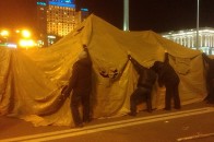 Вночі у Києві біля Майдану невідомі підпалили намети ВІДЕО