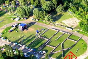 У Луцьку створили величезне «живе» послання до Путіна