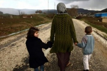 Біженці повертаються на Донбас: із тоннами харчів та будівельних матеріалів ВІДЕО