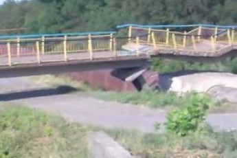 Терористи підірвали міст у Горлівці, щоб зупинити українську армію ВІДЕО