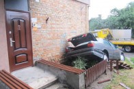 У Луцьку п’яний водій збив пішохода, протаранив маршрутку і будинок ФОТО