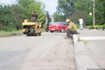 Як на Волині «старанно» ремонтують дороги: асфальт укладають в калюжі ВІДЕО