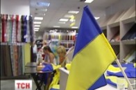 Біженці зі Сходу заробляють на життя, шиючи прапори України ВІДЕО