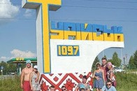 В місті на Волині розмалювали в’їзні знаки в національні барви