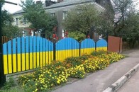 На Волині розфарбовують паркани у патріотичні кольори
