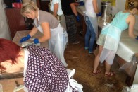 Тилові воїни Волині: волонтери роблять «броники» ВІДЕО